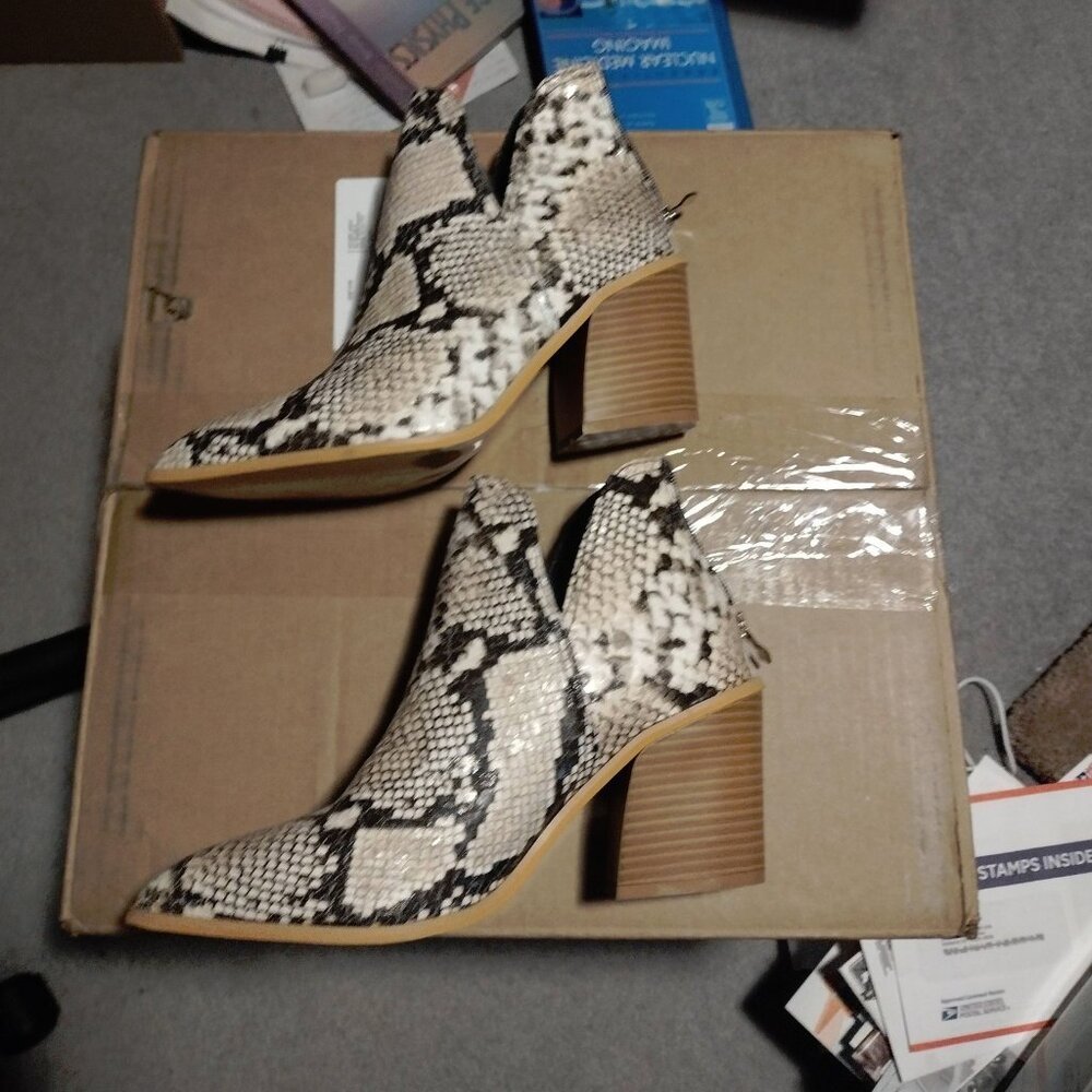 NWOT Cute ladies faux snake skin ankle boots size 42 (US 10)